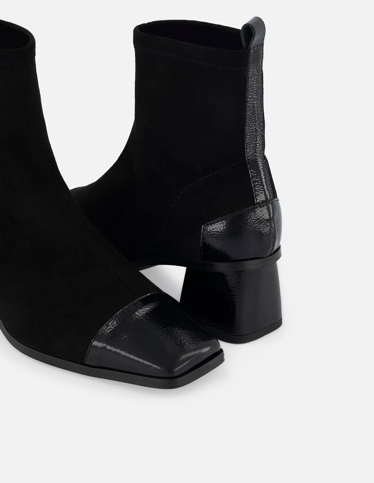 Botín para mujer de textil color negro y detalles de charol