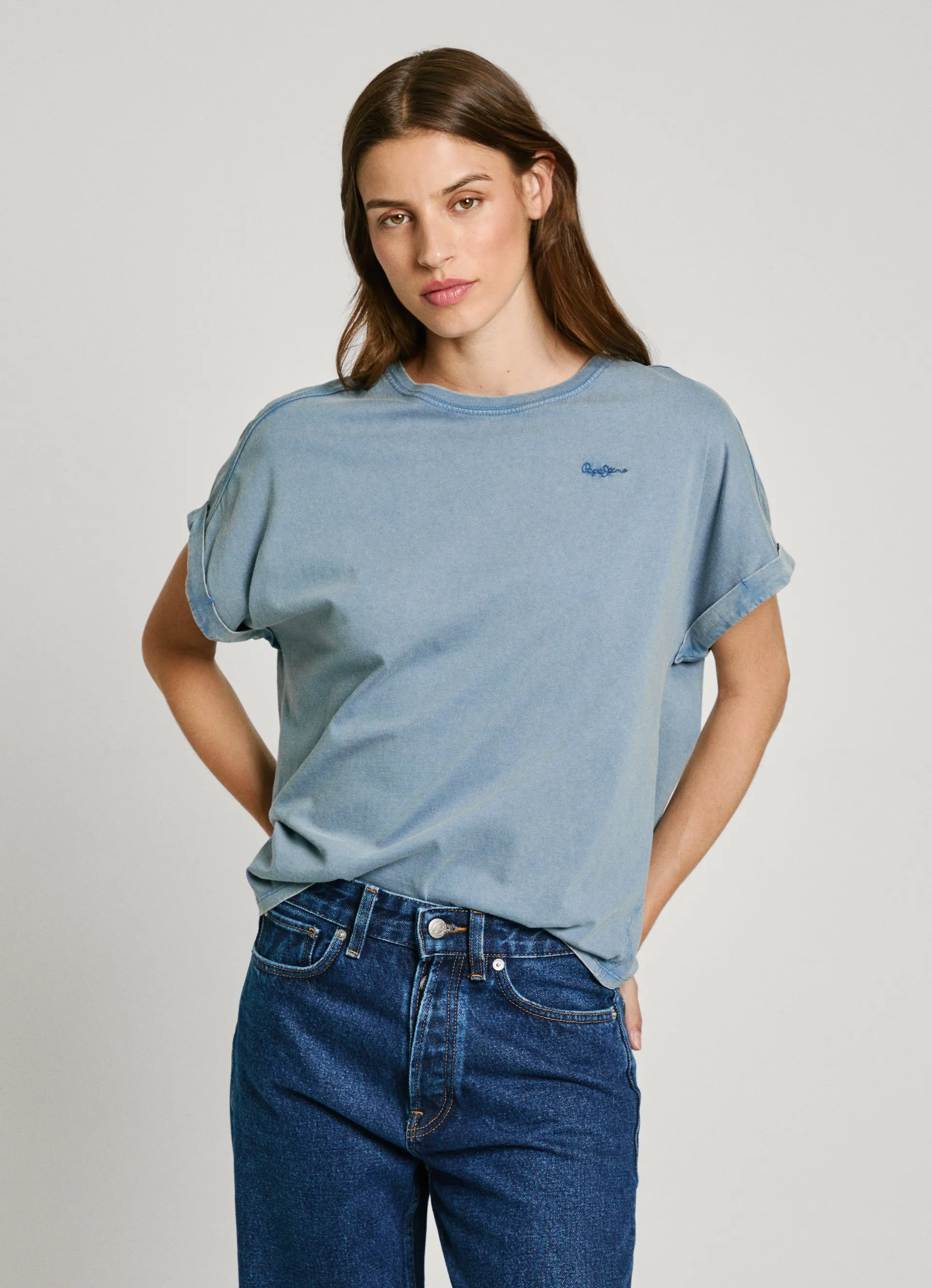 camiseta logo bordado