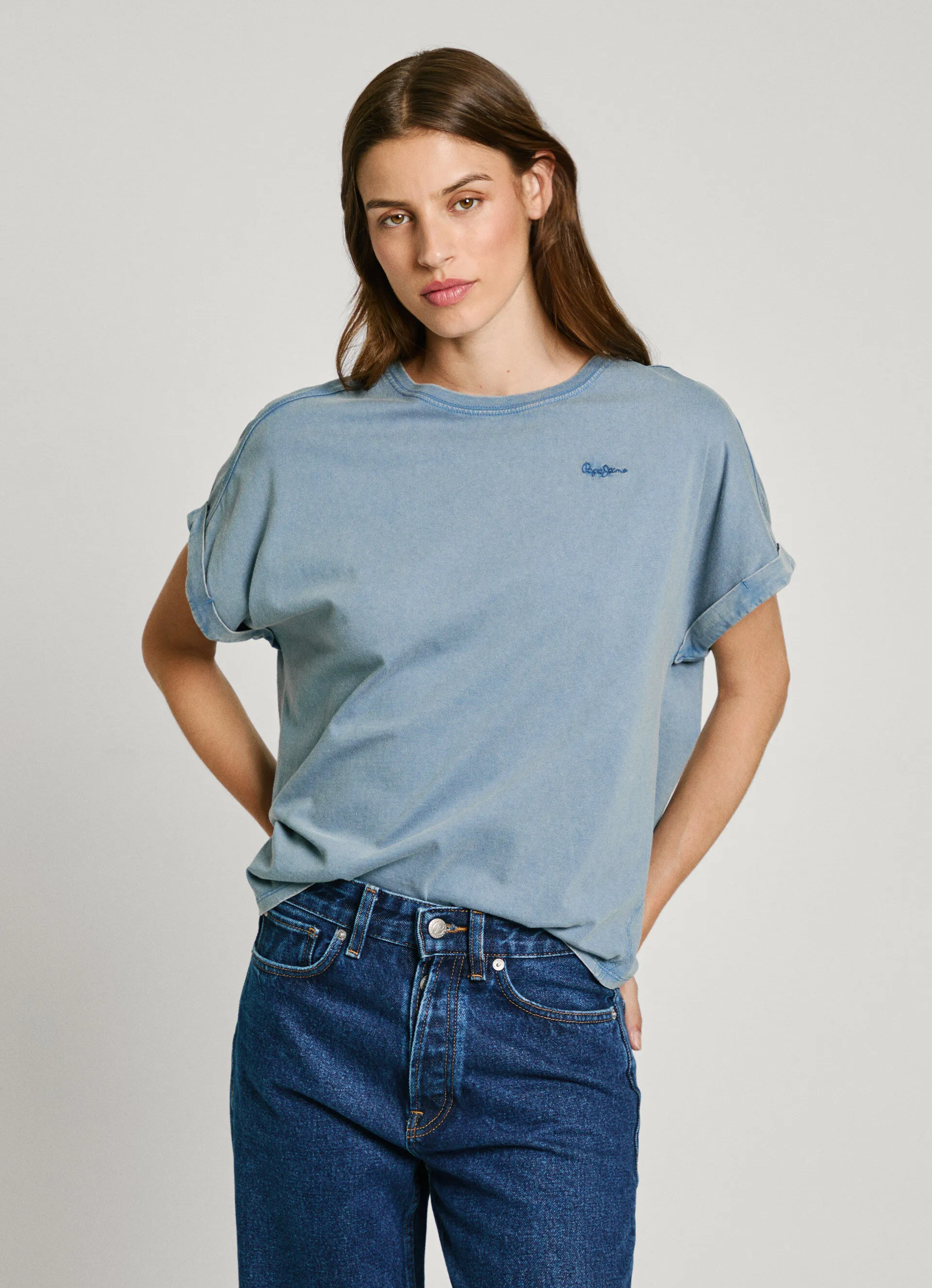 camiseta logo bordado