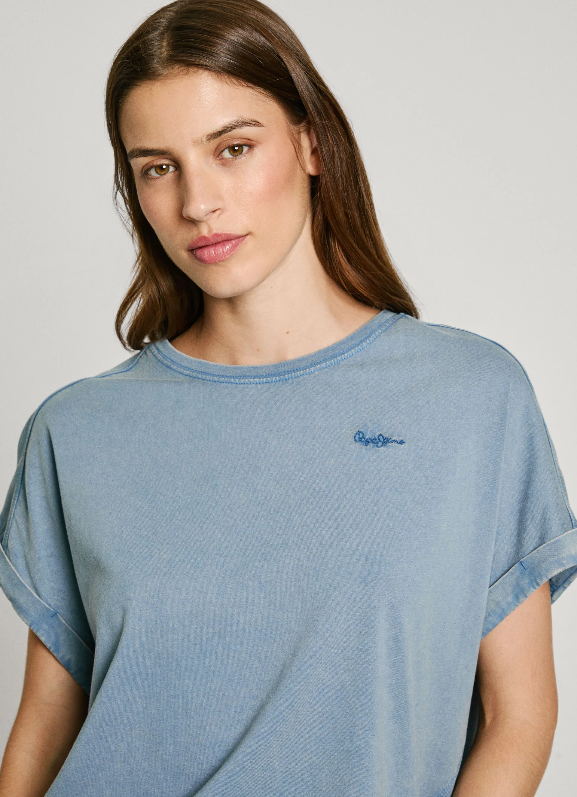camiseta logo bordado