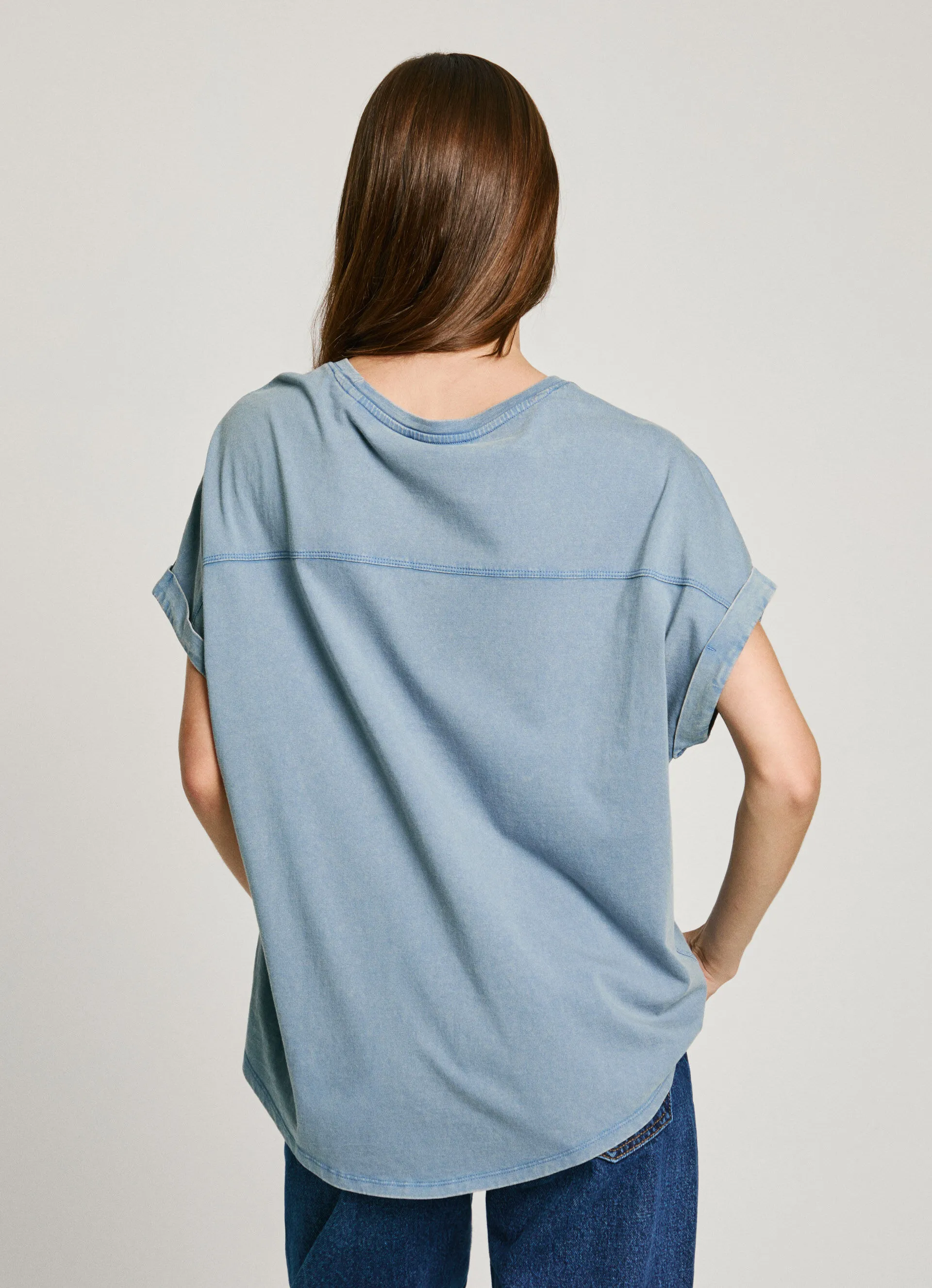 camiseta logo bordado