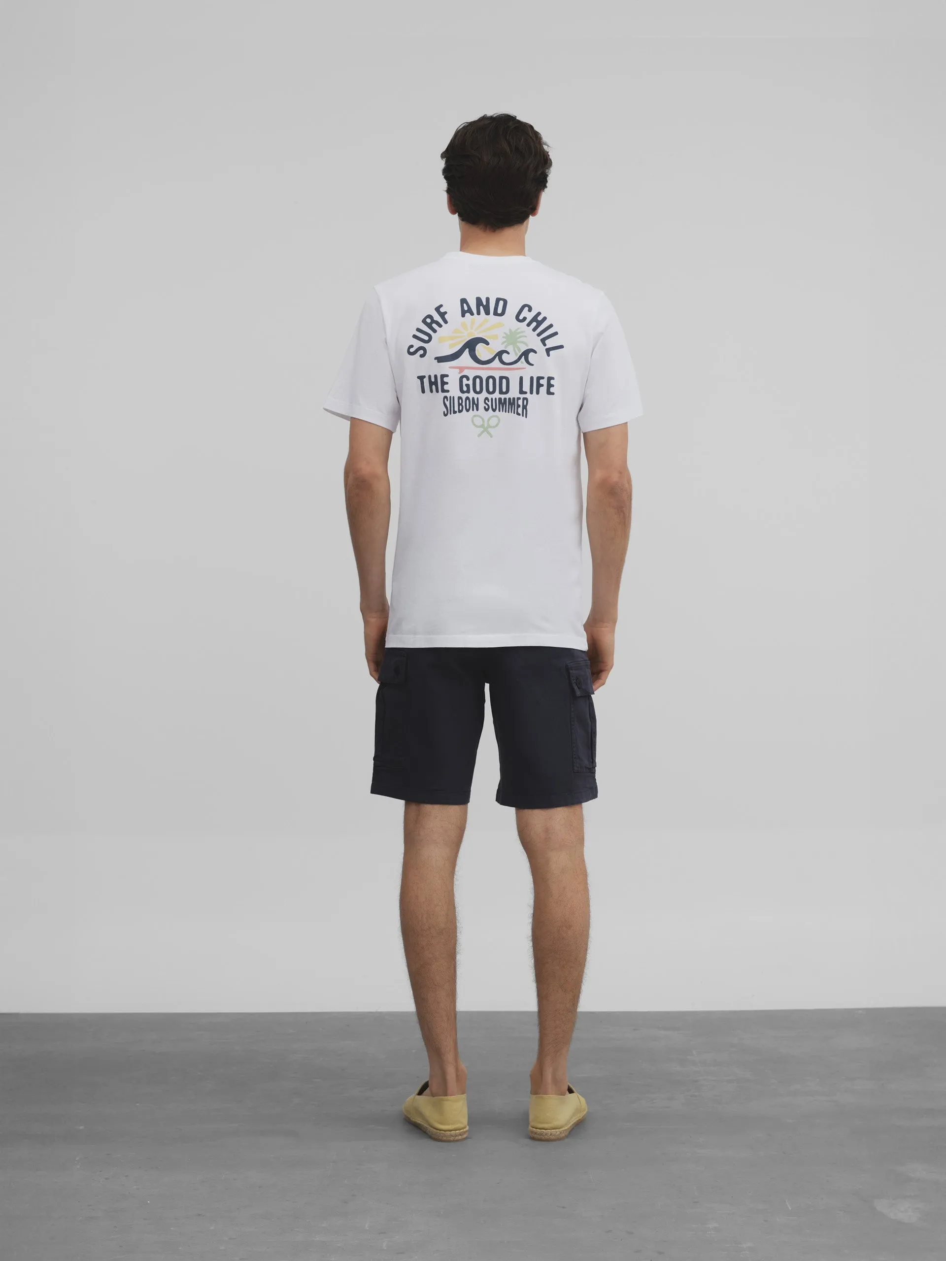 Camiseta surf and chill blanca