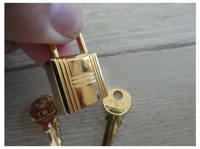 Candado de acero dorado Hermès para Kelly y Birkin Gold hardware 