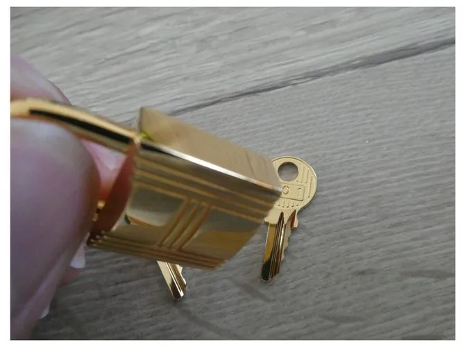 Candado de acero dorado Hermès para Kelly y Birkin Gold hardware 