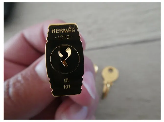 Candado de acero dorado Hermès para Kelly y Birkin Gold hardware 