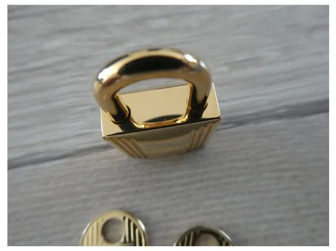 Candado de acero dorado Hermès para Kelly y Birkin Gold hardware 