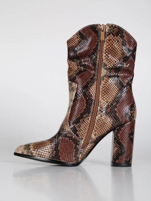 Ideal Shoes Botines texanos con estampado de pitón