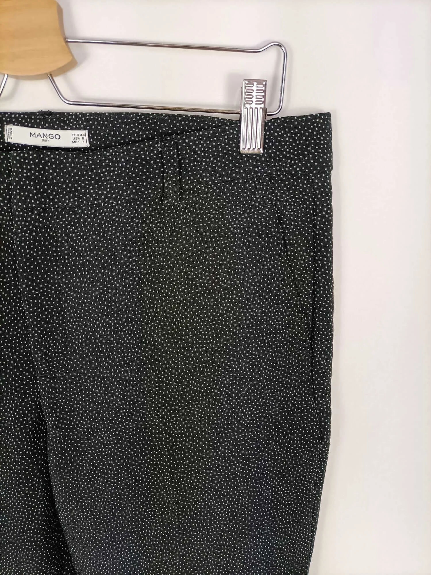MANGO.Pantalón negro lunares T.40