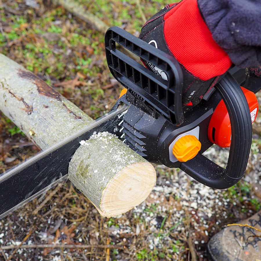 motosierra sin escobillas 20V de 30cm con batería de 4.0Ah y cargador
