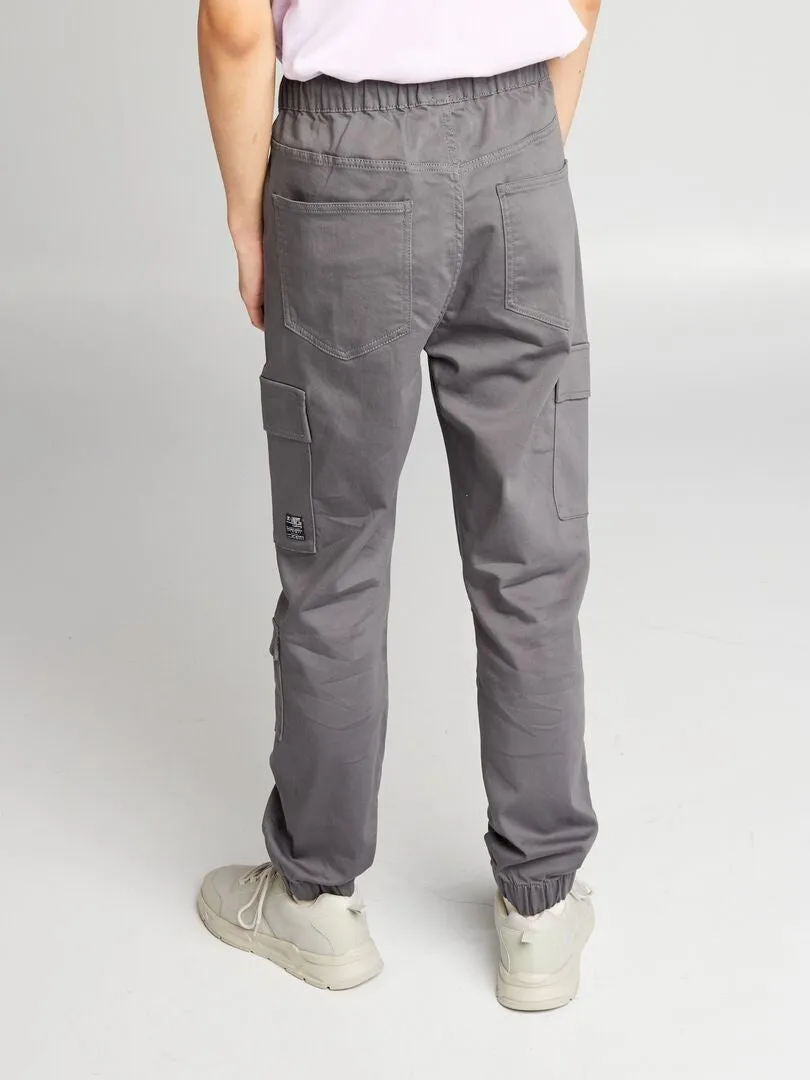 PANTALóN CON BOLSILLOS EN LOS LATERALES  GRIS