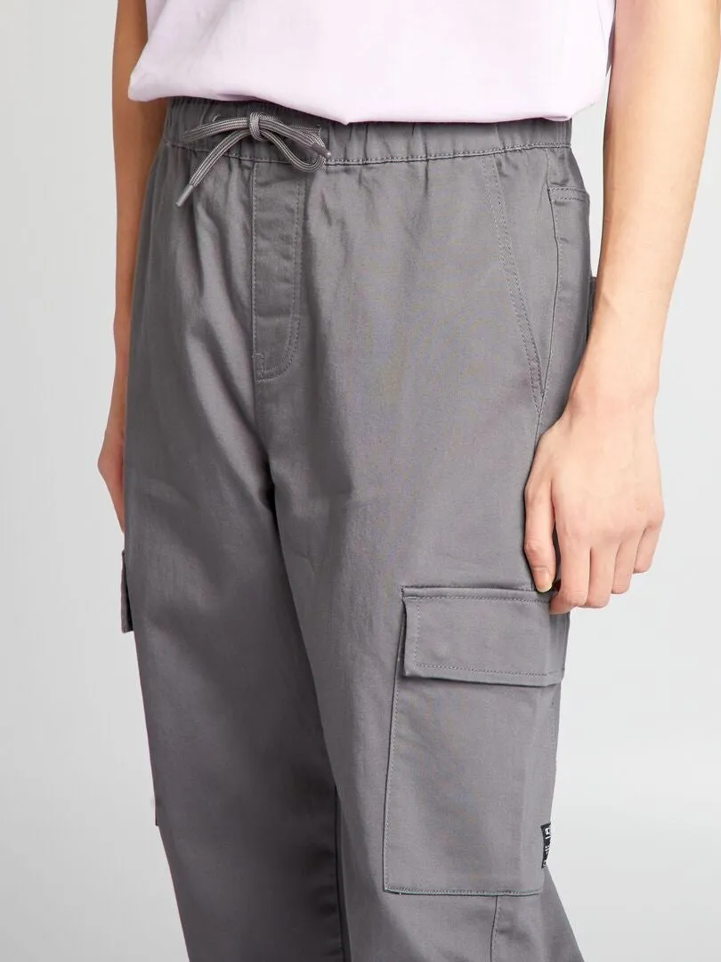 PANTALóN CON BOLSILLOS EN LOS LATERALES  GRIS