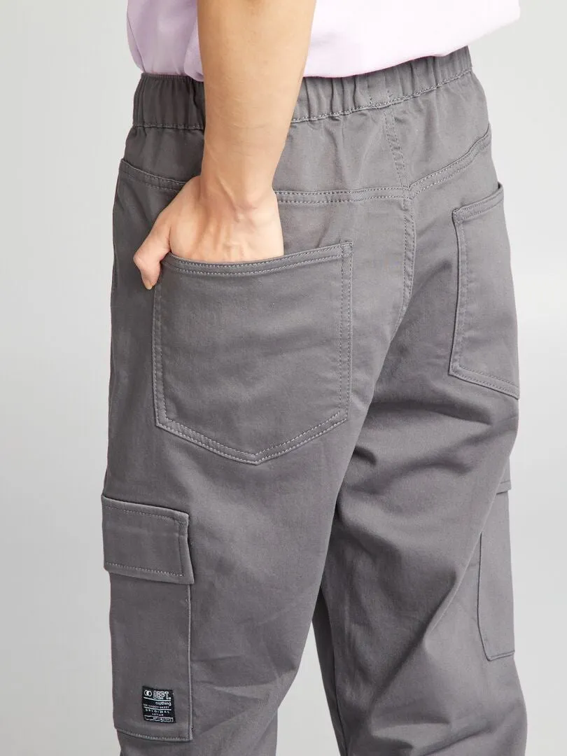 PANTALóN CON BOLSILLOS EN LOS LATERALES  GRIS