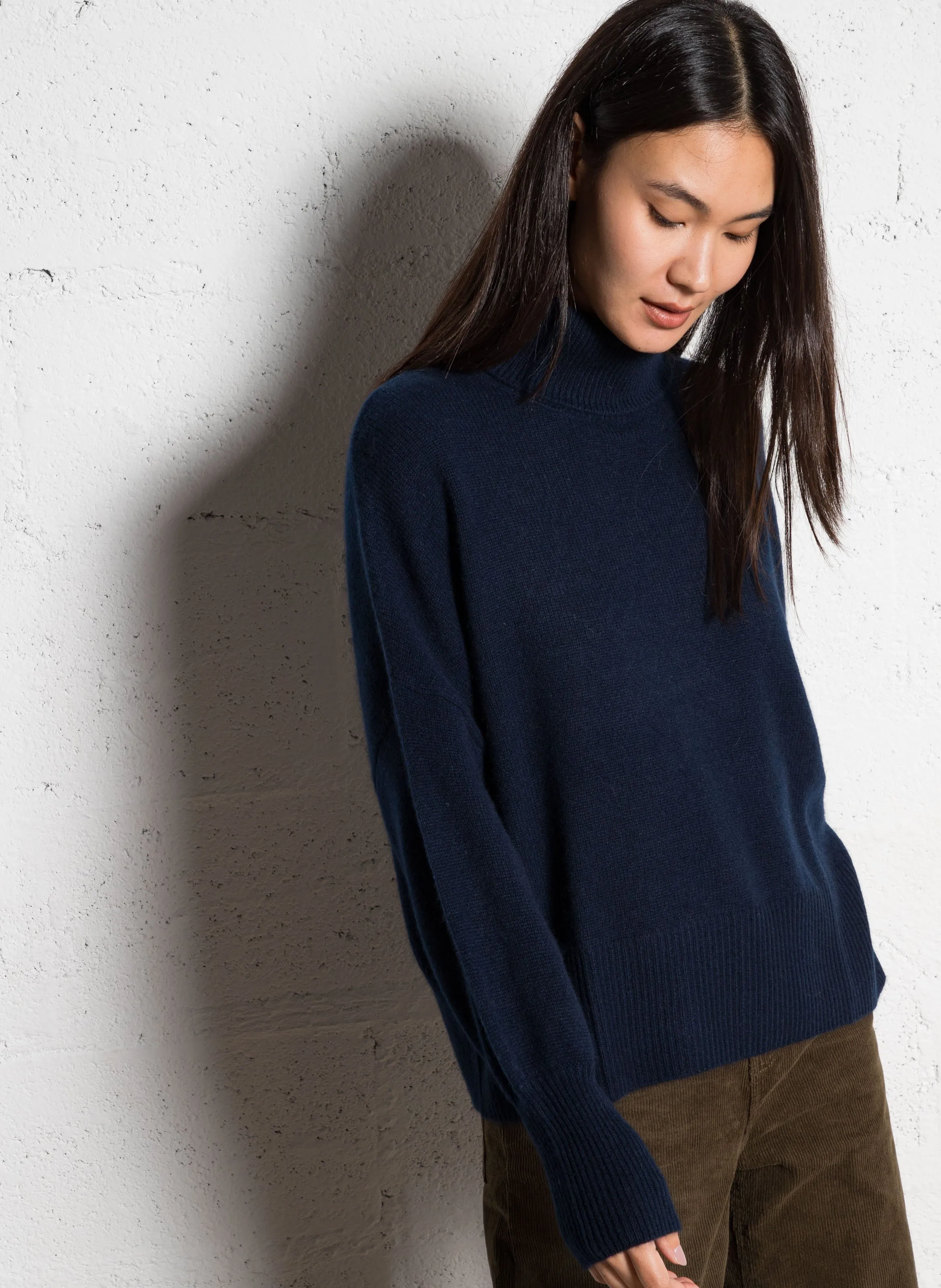 SUD EXPRESS MONPRANO  JERSEY DE CACHEMIR CON CUELLO VUELTO EN AZUL