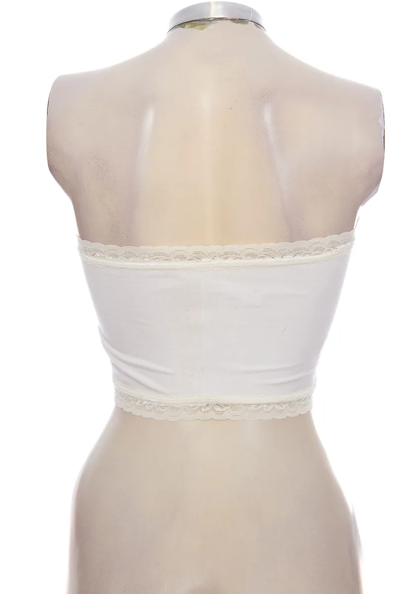TOP / CAMISETA COLOR BLANCO  CLOSEANDO