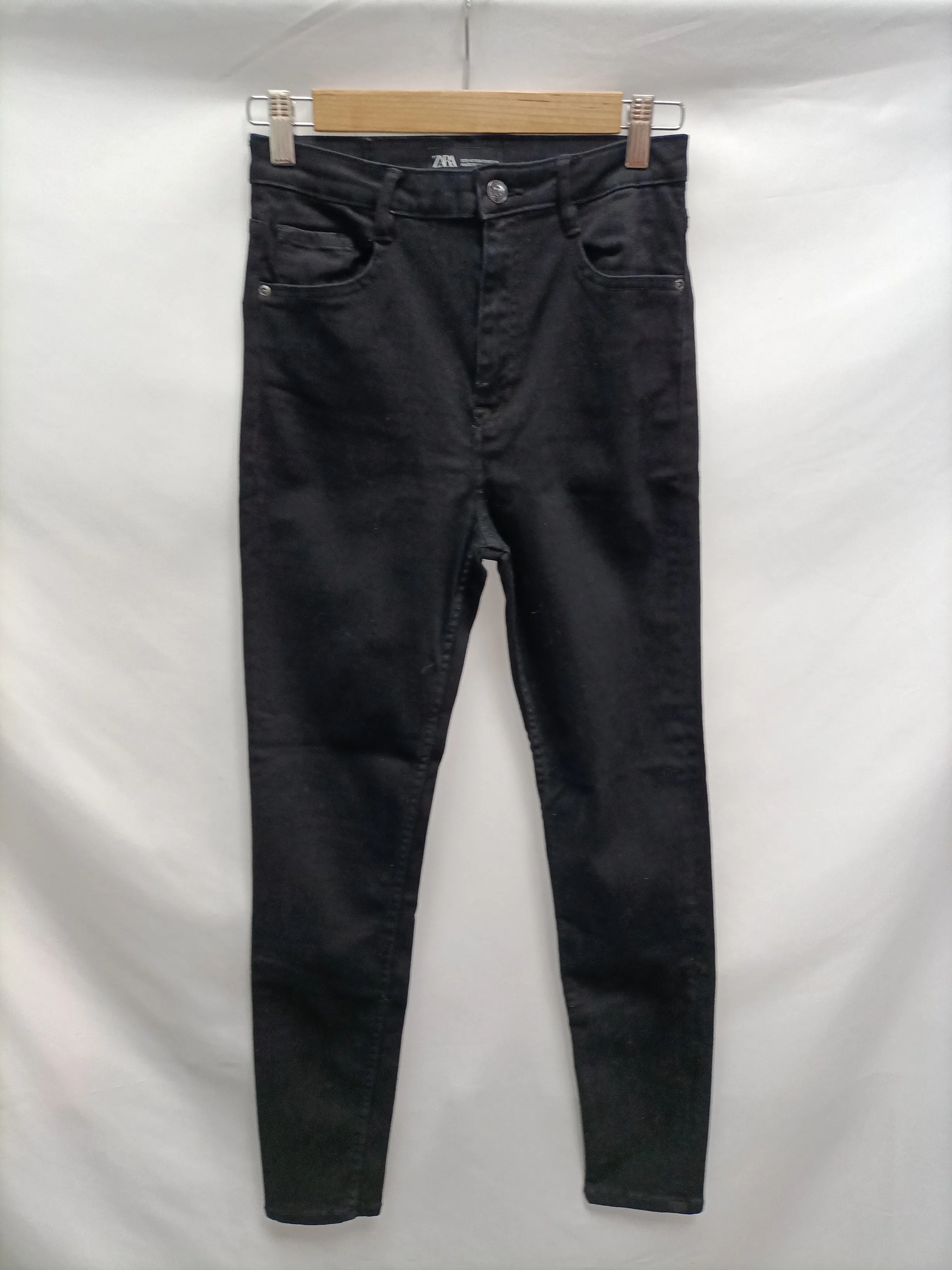 ZARA. Pantalón pitillo negro T.40