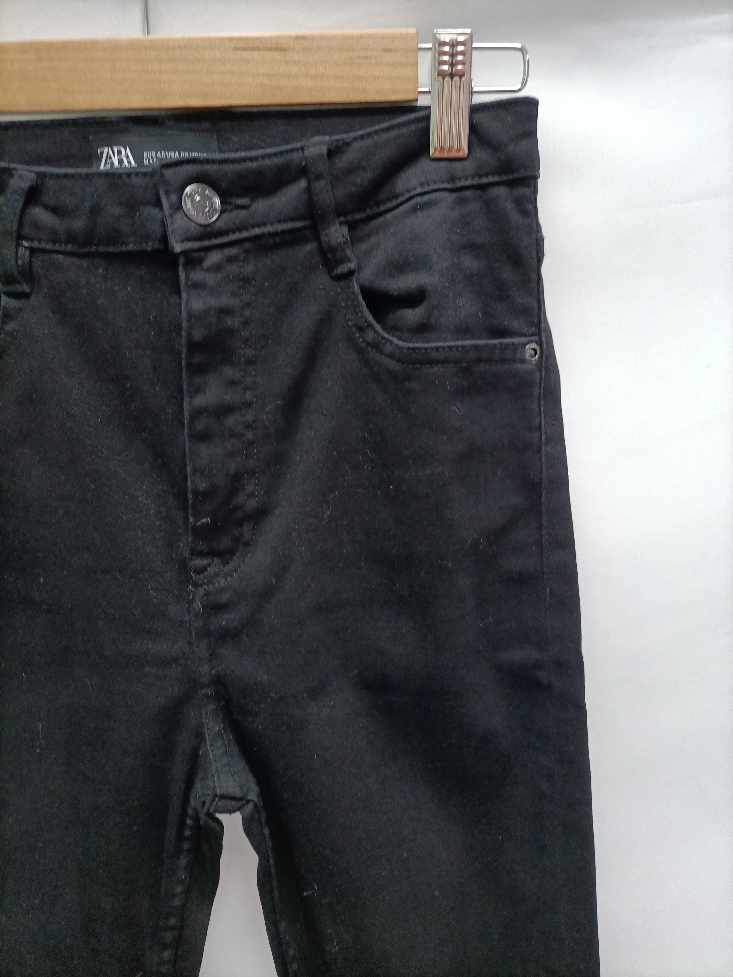 ZARA. Pantalón pitillo negro T.40
