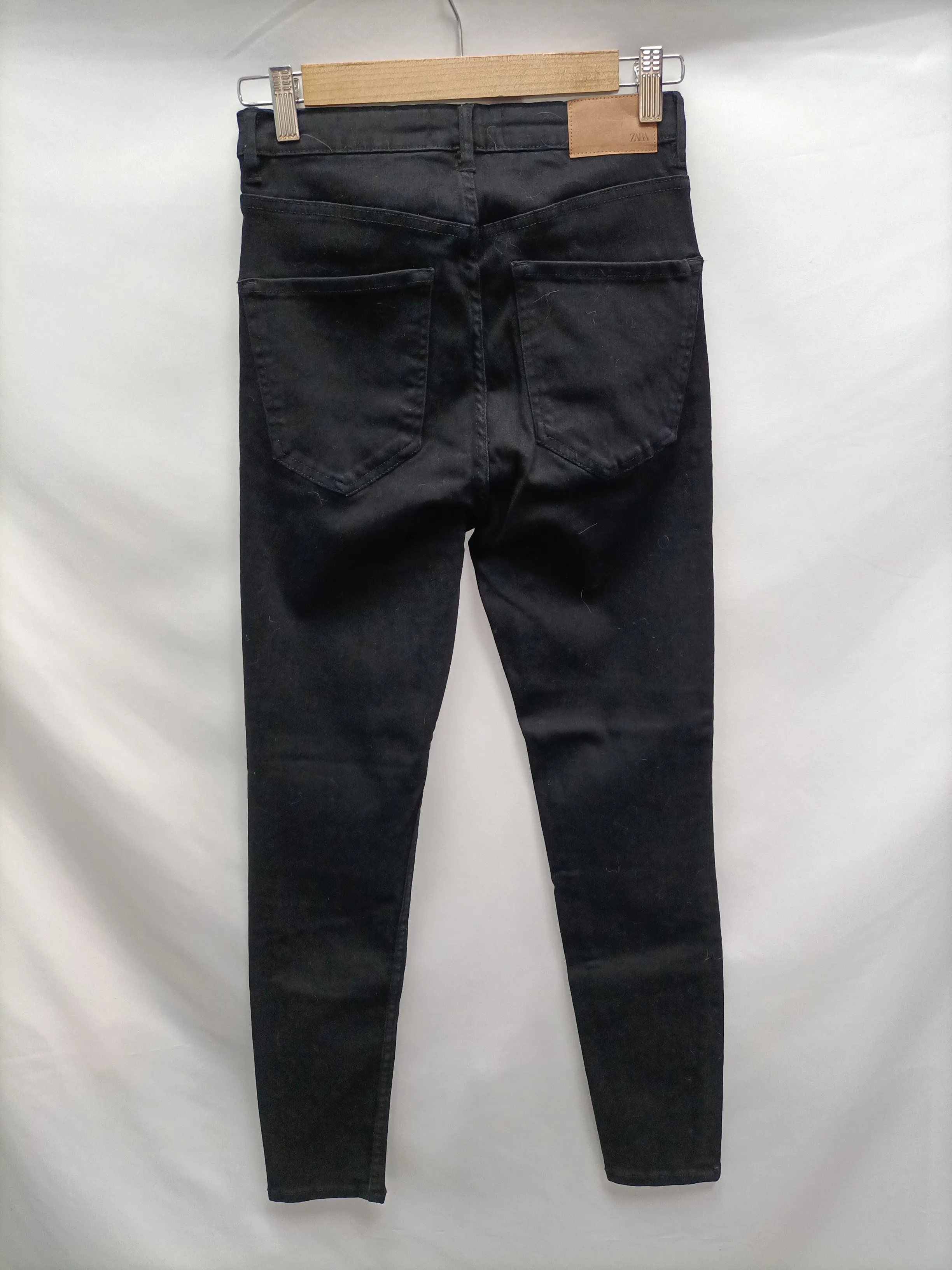 ZARA. Pantalón pitillo negro T.40