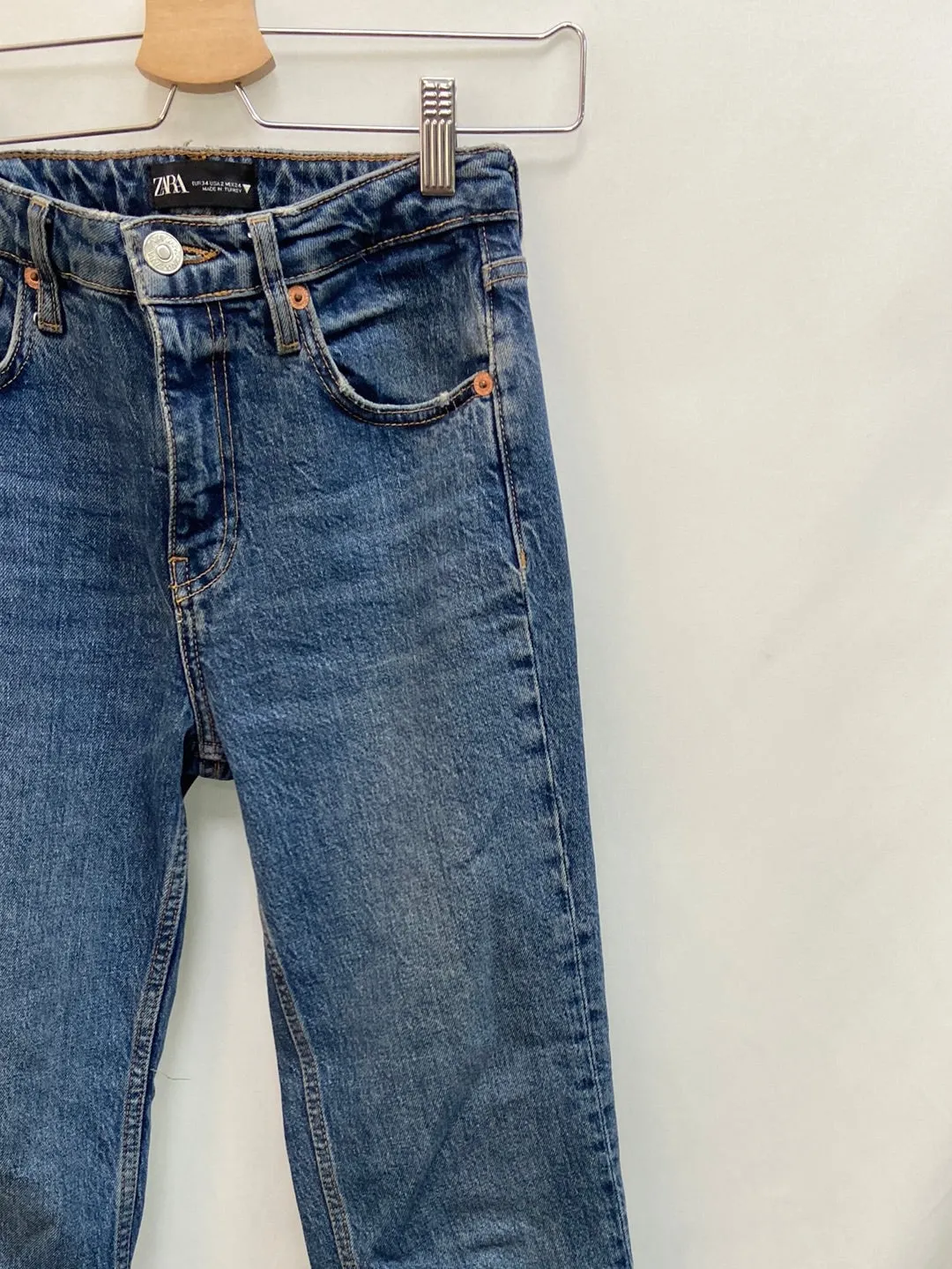 ZARA.Vaqueros clásicos rectos T.34